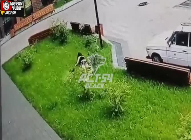 Video :A little child in Novosibirsk, Russia, survives a 13th-floor fall